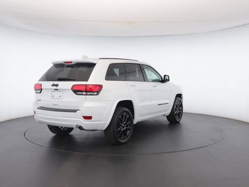 Certified 2022 Jeep Grand Cherokee Laredo X image 30