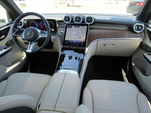 Used 2025 Mercedes-Benz GLC 300 image 12