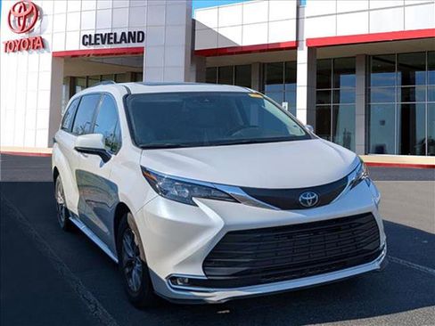 Used 2024 Toyota Sienna XLE image 2