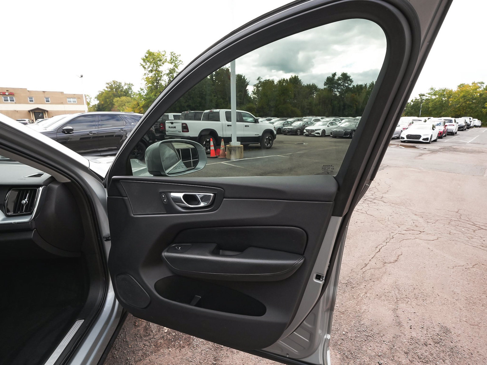 Used 2018 Volvo XC60 T5 Momentum w/ Convenience Package AWD/4WD image 15