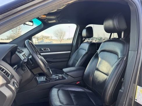 Used 2016 Ford Explorer XLT w/ Equipment Group 202A image 6