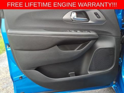 New 2027 Chrysler Pacifica Select AWD/4WD image 10