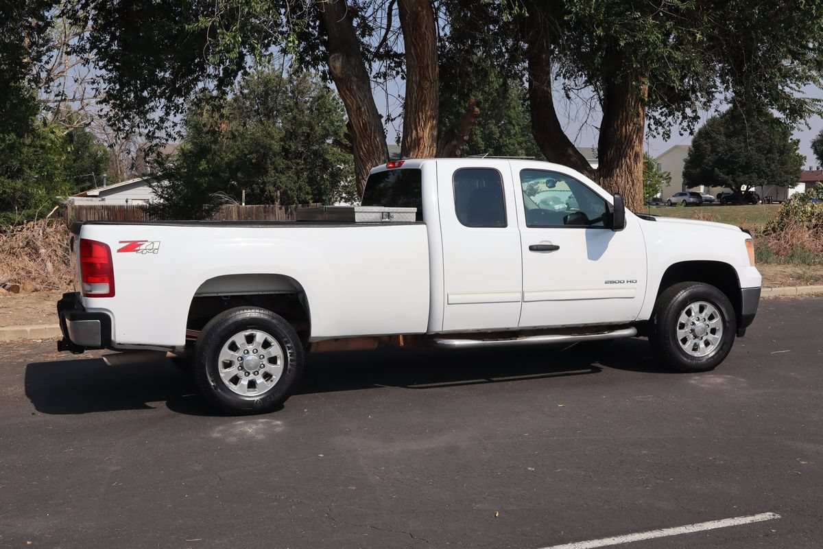 Used 2011 GMC Sierra 2500 SLE w/ Suspension Package, Off-Road AWD/4WD image 4