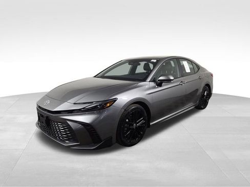 Used 2025 Toyota Camry LE image 2