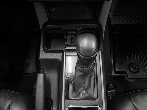 Used 2018 Toyota Tacoma TRD Off-Road AWD/4WD image 14