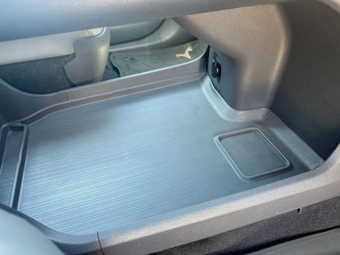 Used 2021 Toyota Sienna Limited image 47