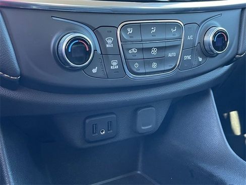 Used 2021 Chevrolet Traverse LT image 19