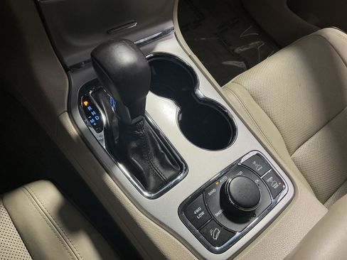Used 2019 Jeep Grand Cherokee Overland AWD/4WD image 23