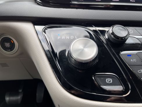 Used 2024 Chrysler Pacifica Touring-L image 29