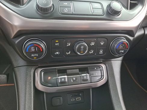 Used 2022 GMC Acadia AT4 w/ Technology Package AWD/4WD image 19
