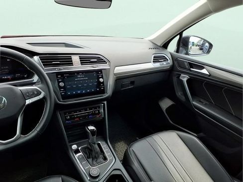 Used 2024 Volkswagen Tiguan SE w/ Panoramic Sunroof Package AWD/4WD image 20