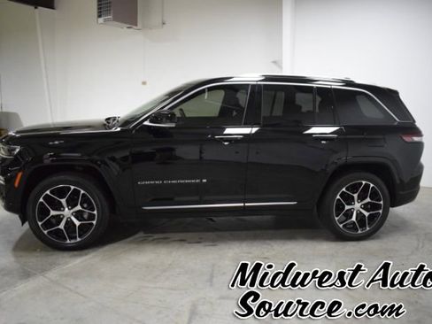 Used 2024 Jeep Grand Cherokee Summit image 2