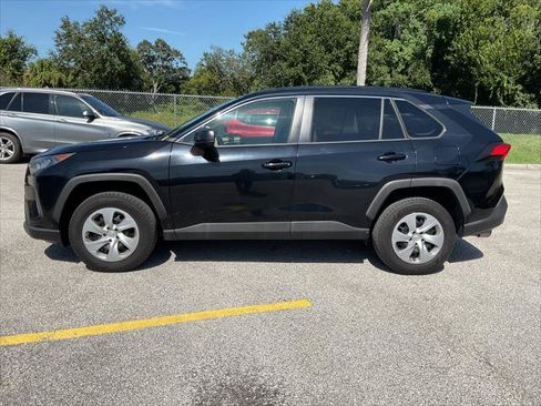 Used 2020 Toyota RAV4 LE FWD image 3