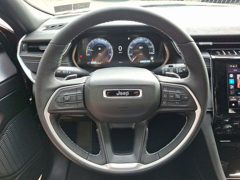 New 2025 Jeep Grand Cherokee Altitude image 13