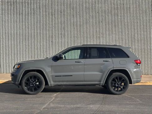 Used 2019 Jeep Grand Cherokee Altitude image 2