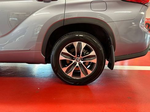 Used 2022 Toyota Highlander XLE AWD/4WD image 29