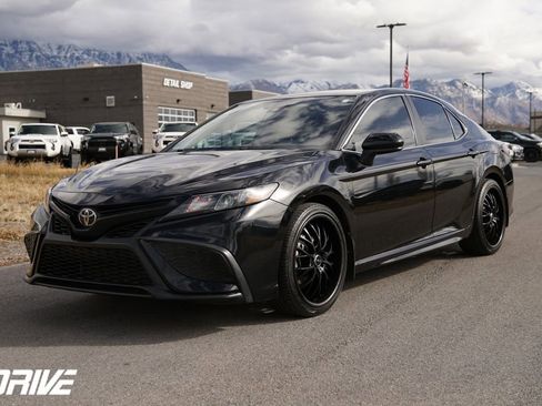 Used 2021 Toyota Camry SE image 6