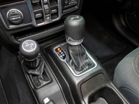 Used 2025 Jeep Wrangler Unlimited Sahara AWD/4WD image 23