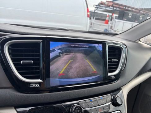 Used 2024 Chrysler Pacifica Touring-L FWD image 15