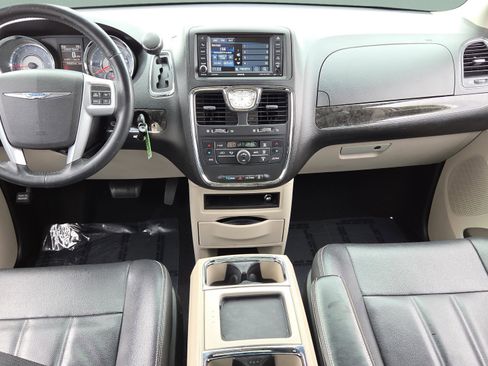 Used 2013 Chrysler Town & Country Touring FWD image 13