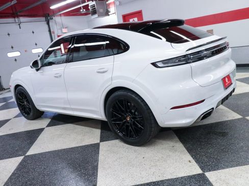 Used 2025 Porsche Cayenne image 40