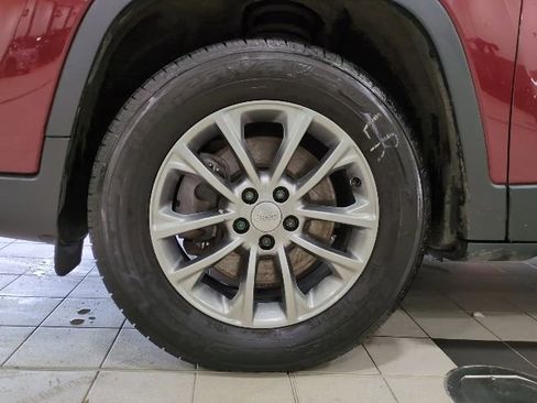Used 2019 Jeep Cherokee Latitude Plus w/ Cold Weather Group AWD/4WD image 18