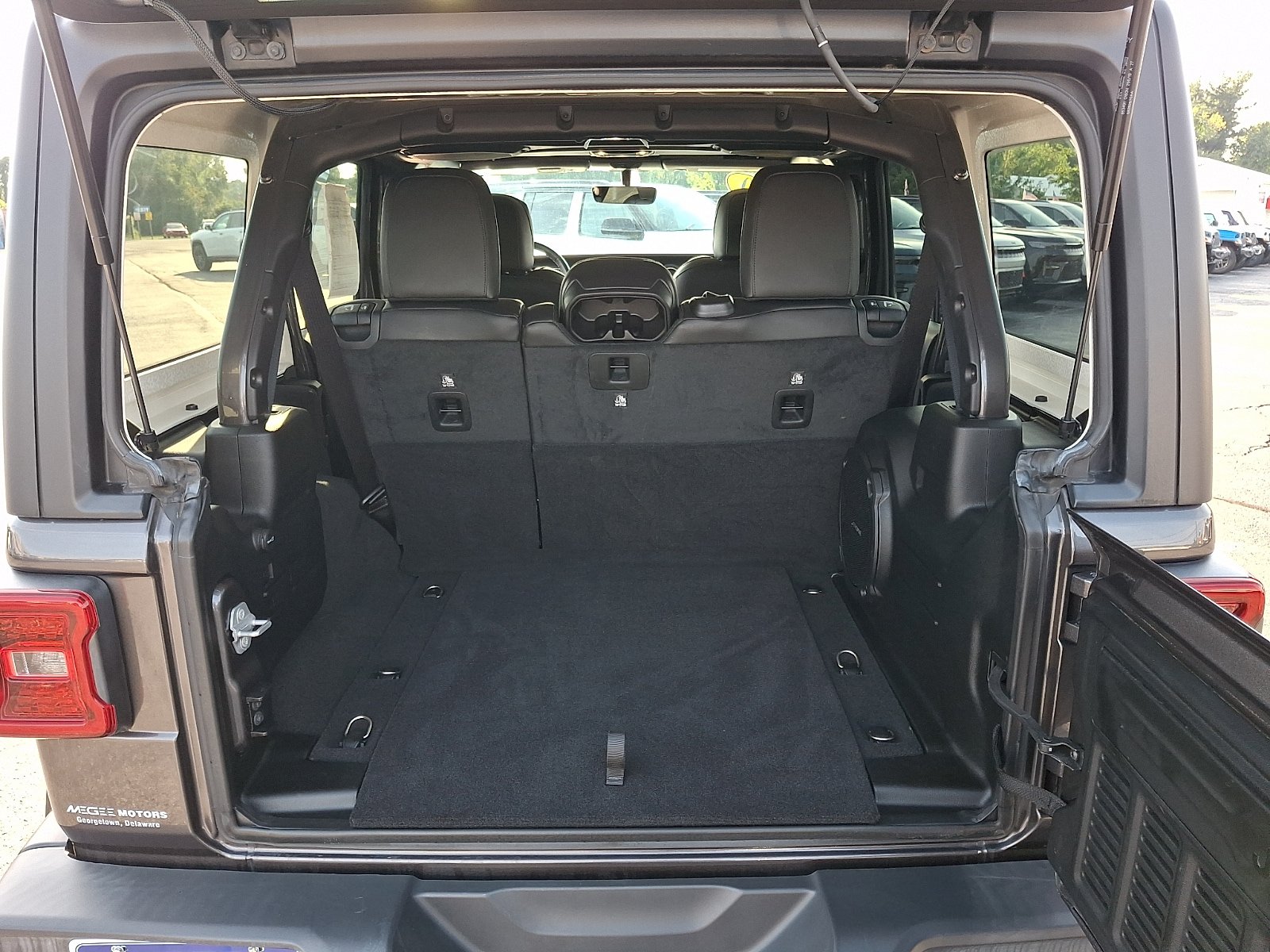 Used 2020 Jeep Wrangler Unlimited Sahara AWD/4WD image 29