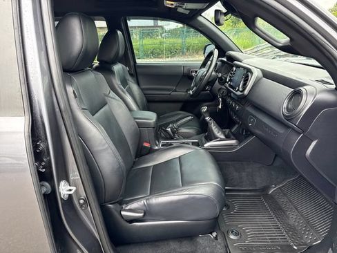 Used 2021 Toyota Tacoma TRD Off-Road w/ TRD Premium Off Road Package AWD/4WD image 10