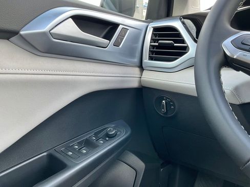 New 2025 Volkswagen Taos SE image 23