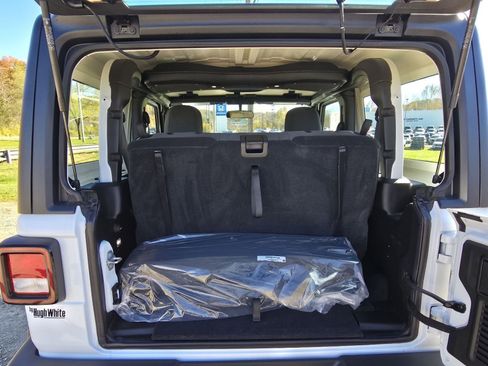 Used 2025 Jeep Wrangler Sport image 15
