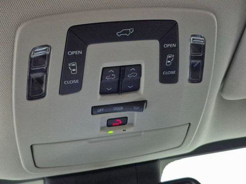 Certified 2024 Toyota Sienna XLE image 31