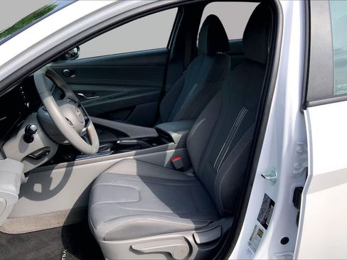 Used 2025 Hyundai Elantra Sport FWD image 8
