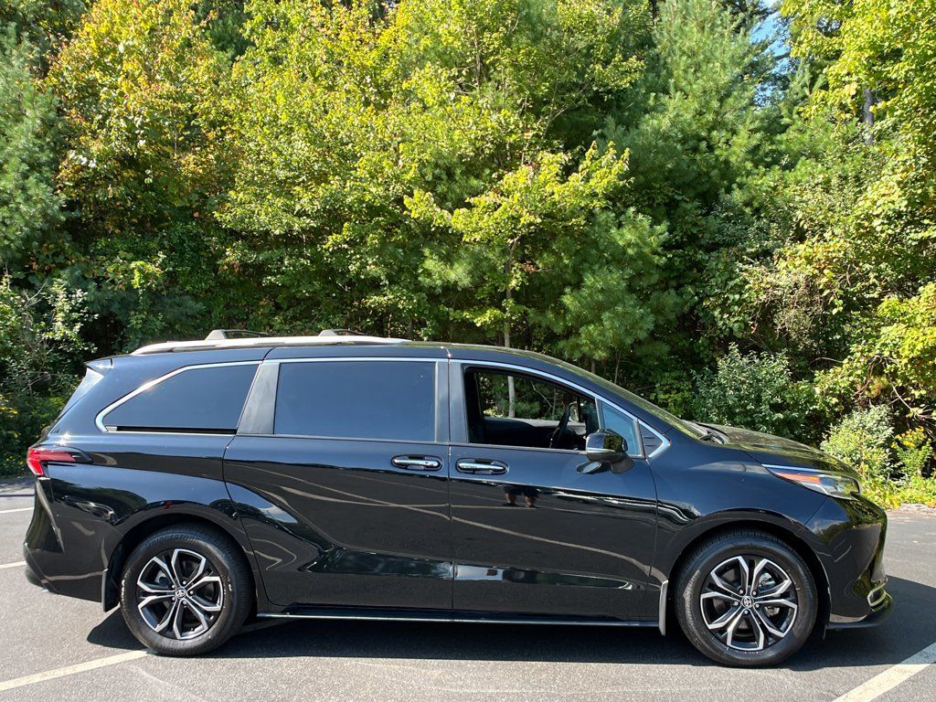 Used 2025 Toyota Sienna Platinum AWD/4WD image 6