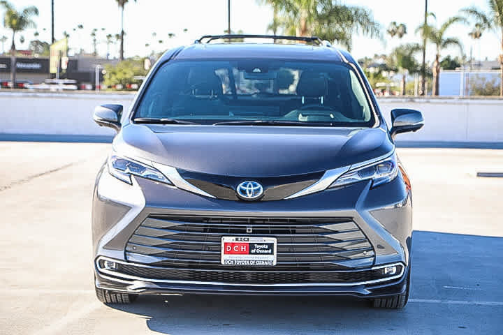 Used 2025 Toyota Sienna Platinum AWD/4WD image 3