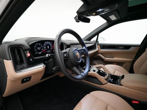 Used 2024 Porsche Cayenne image 4