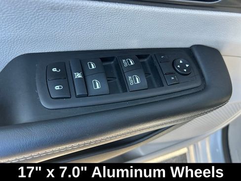Used 2024 Chrysler Pacifica Touring-L FWD image 35