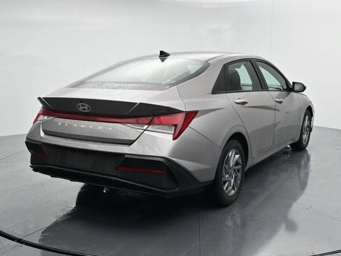 Used 2024 Hyundai Elantra SEL FWD image 6