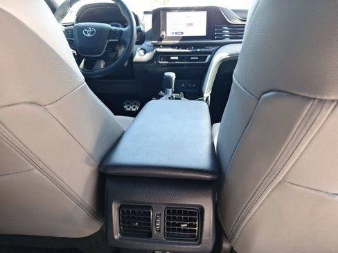 Used 2025 Toyota Camry SE FWD image 31