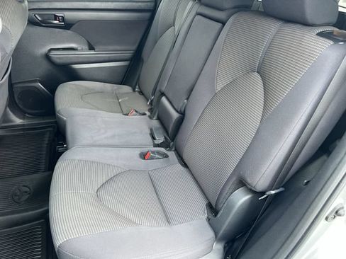 Used 2024 Toyota Highlander LE AWD/4WD image 37