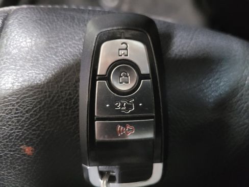 Used 2020 Ford Fusion SE image 32