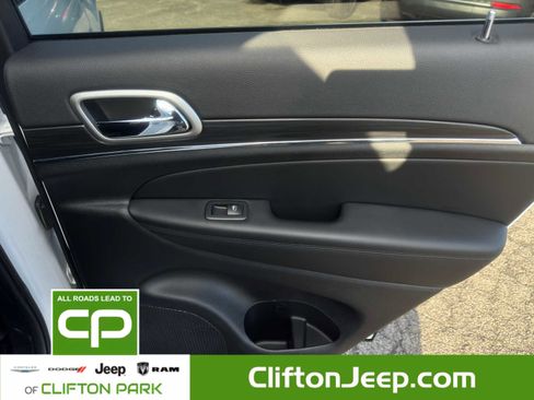 Used 2022 Jeep Grand Cherokee Limited image 16