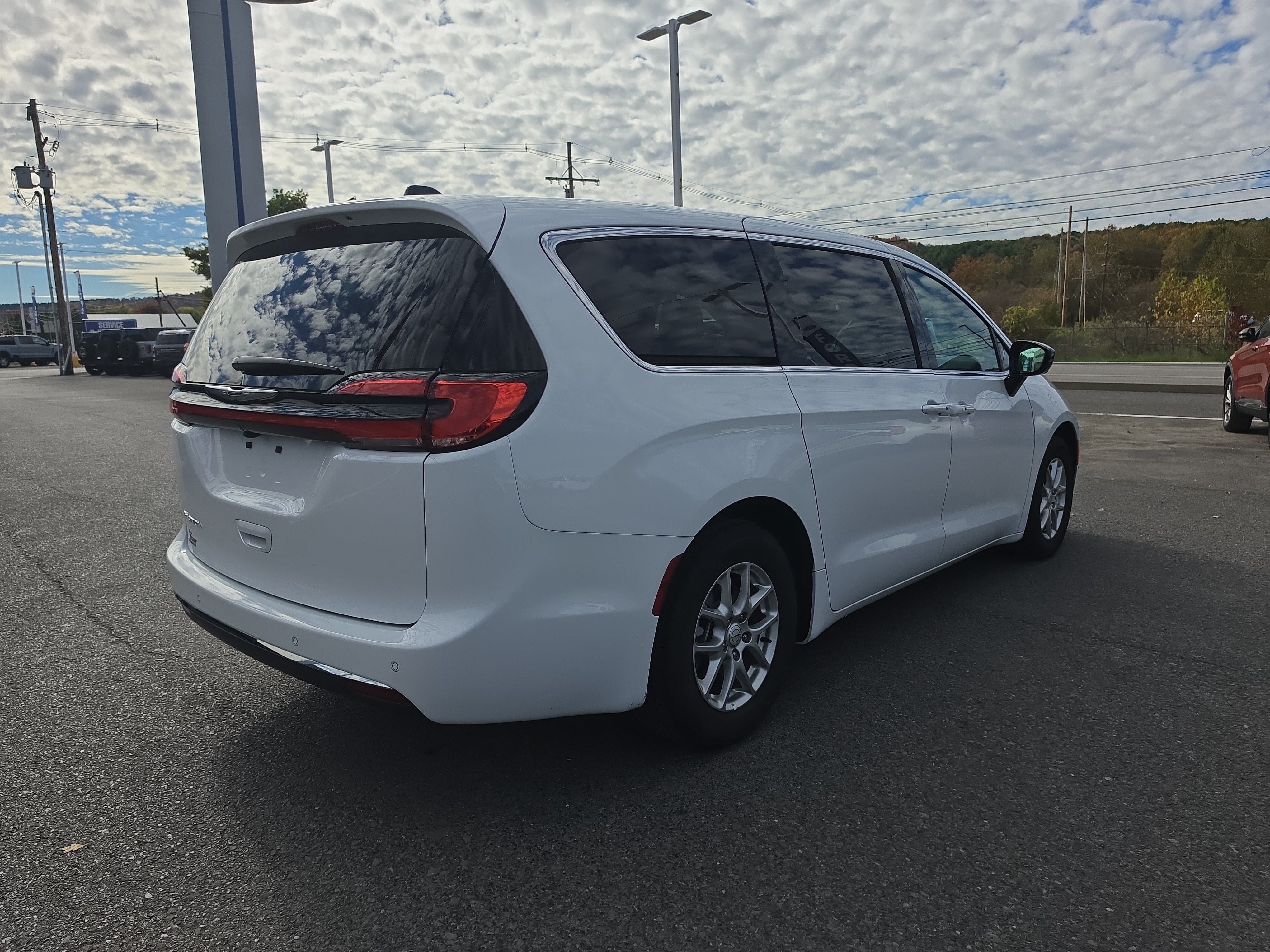 Used 2026 Chrysler Pacifica Select FWD image 3