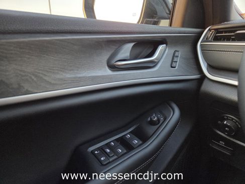 New 2025 Jeep Grand Cherokee Limited image 38