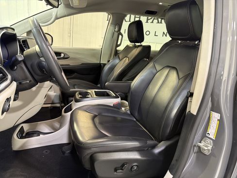 Used 2023 Chrysler Pacifica Touring-L w/ Road Tripper Package FWD image 9
