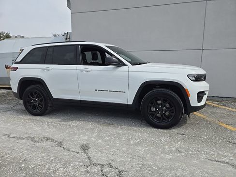 Certified 2025 Jeep Grand Cherokee Altitude image 4