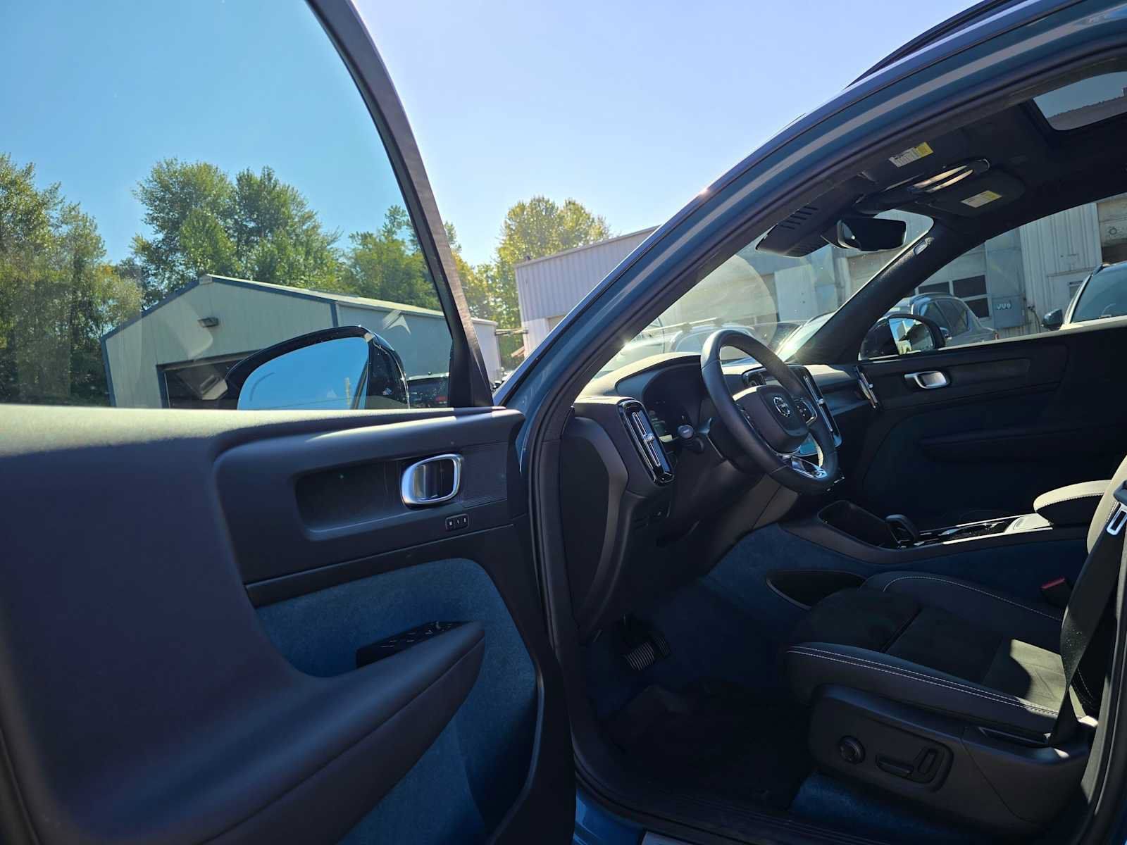 Used 2023 Volvo XC40 Recharge Plus w/ Protection Package Premier AWD/4WD image 21