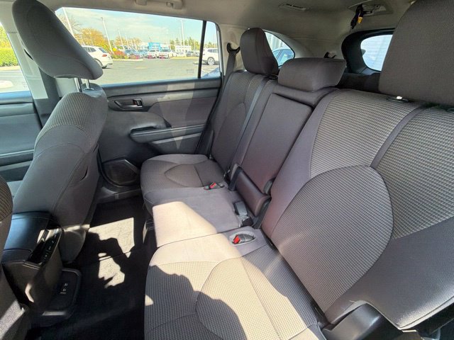 Used 2021 Toyota Highlander LE AWD/4WD image 10