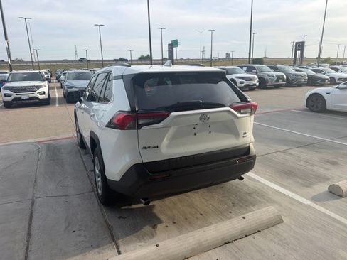 Used 2021 Toyota RAV4 LE AWD/4WD image 7