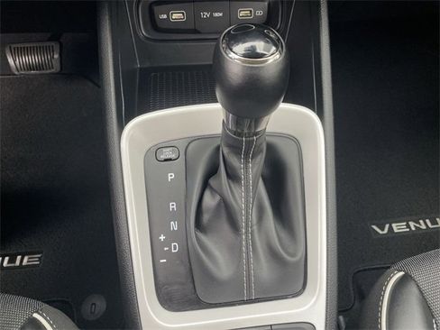 Used 2022 Hyundai Venue Limited image 15