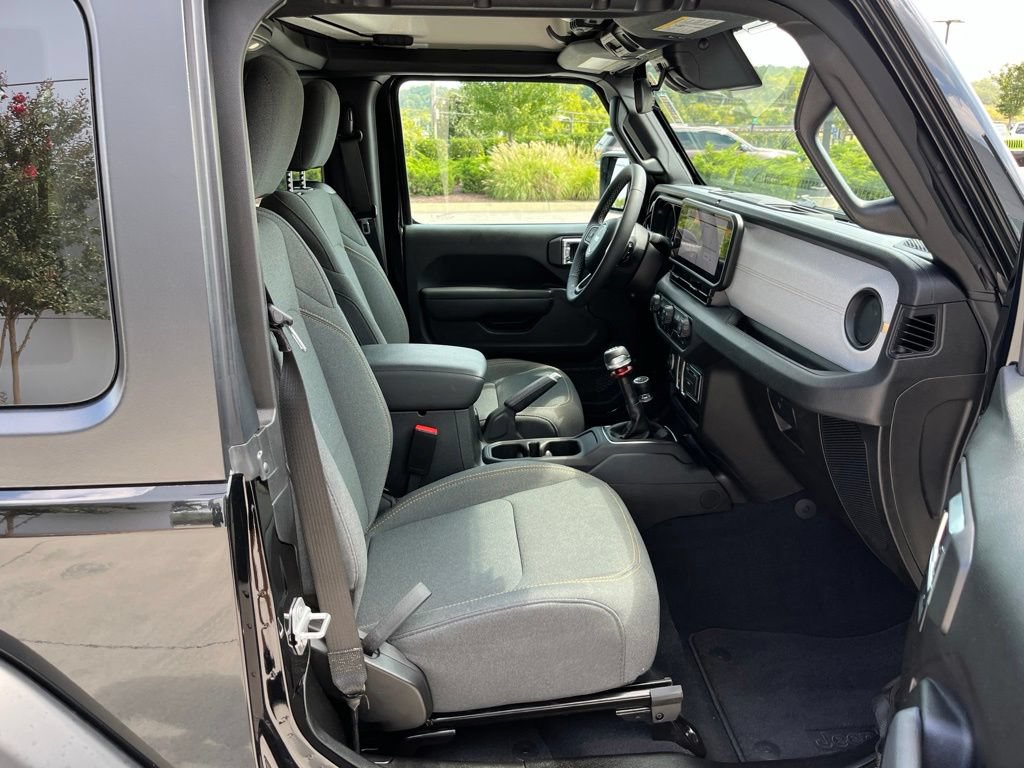 Used 2025 Jeep Wrangler Sport AWD/4WD image 19